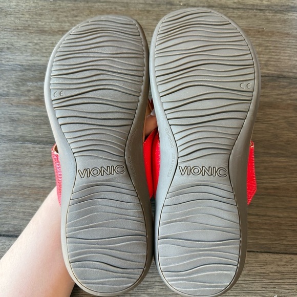 Red Vionic flip flops - Picture 6 of 6